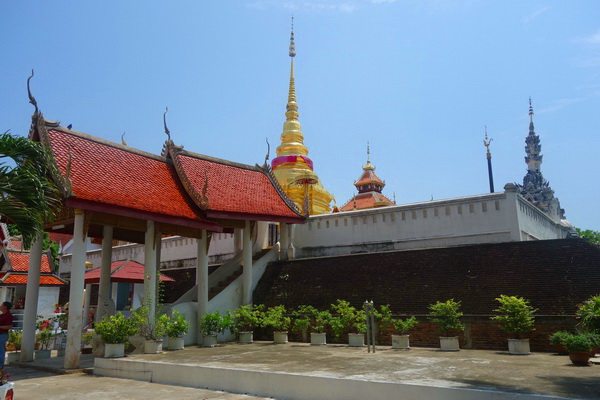 Mulher Asiática Com Fundo De Wat Pong Sanuk, Província De Lampang