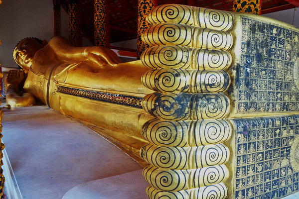 Mulher Asiática Com Fundo De Wat Pong Sanuk, Província De Lampang