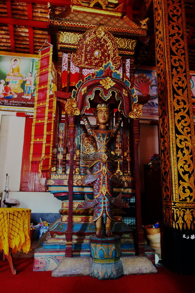 Mulher Asiática Com Fundo De Wat Pong Sanuk, Província De Lampang