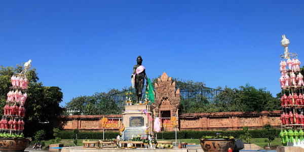 camadevi monument, queen camadevi, camadevi, phra nang chamthewi statue, chamthewi statue, camadevi statue, queen camadevi statue
