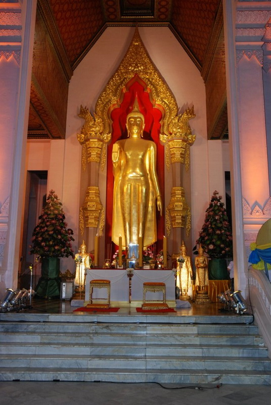 Wat Phra Pathom Chedi Pay Respect To The Large Pagoda