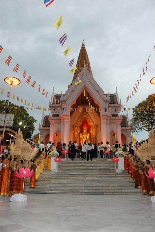 Wat Phra Pathom Chedi Pay Respect To The Large Pagoda