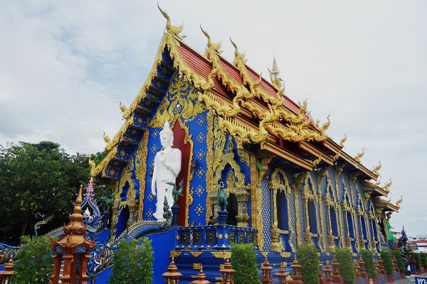 wat rong suea ten, rong suea ten temple, blue temple chiang rai, wat rong suea ten chiang rai