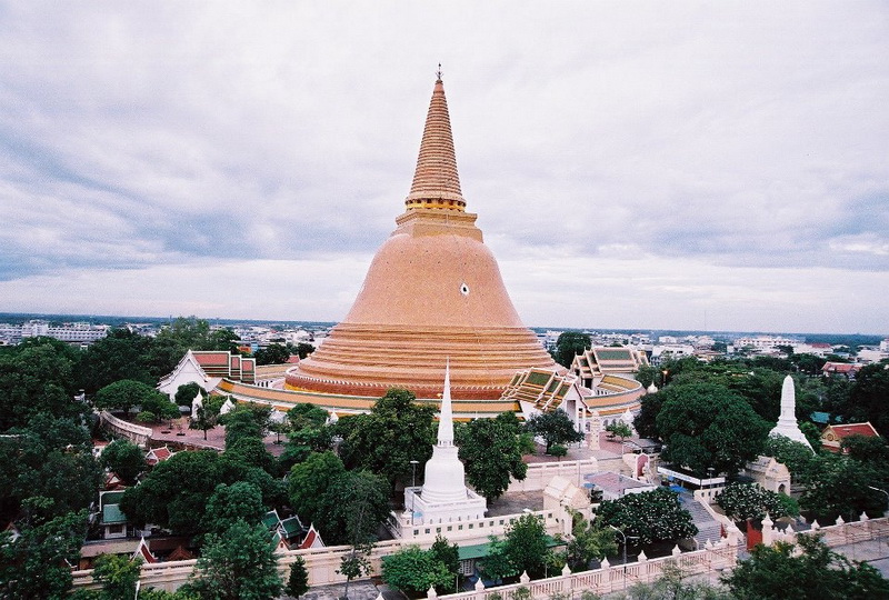 Wat Phra Pathom Chedi Pay Respect To The Large Pagoda