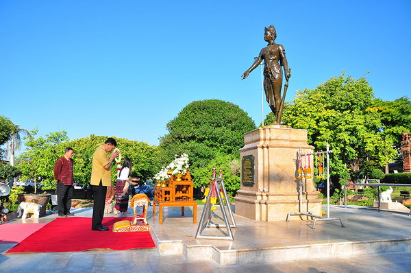 camadevi monument, queen camadevi, camadevi, phra nang chamthewi statue, chamthewi statue, camadevi statue, queen camadevi statue