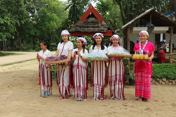 ban huai tom, ban huai tom lamphun, ban huai tom village, ban huai tom karen village, ban huai tom handicraft village, ban huai tom handicraft and cultural centre