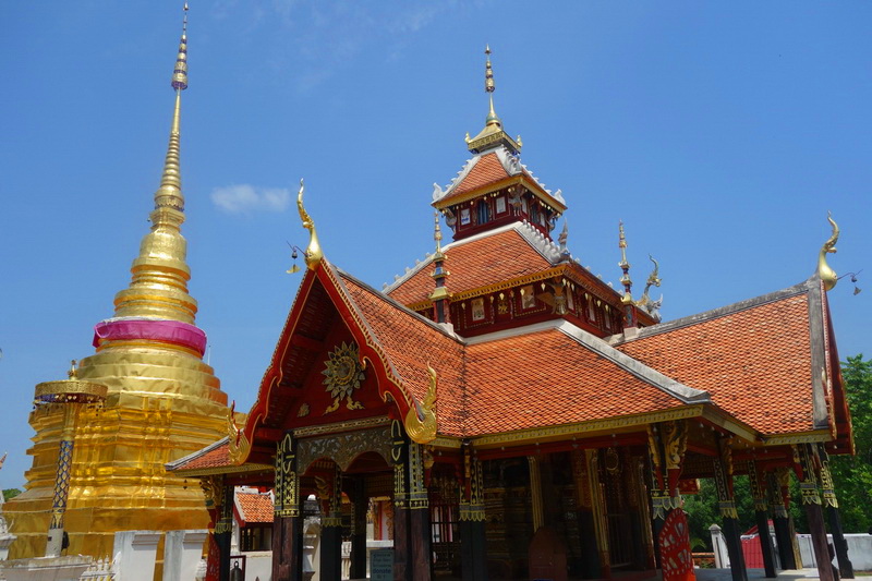 Mulher Asiática Com Fundo De Wat Pong Sanuk, Província De Lampang