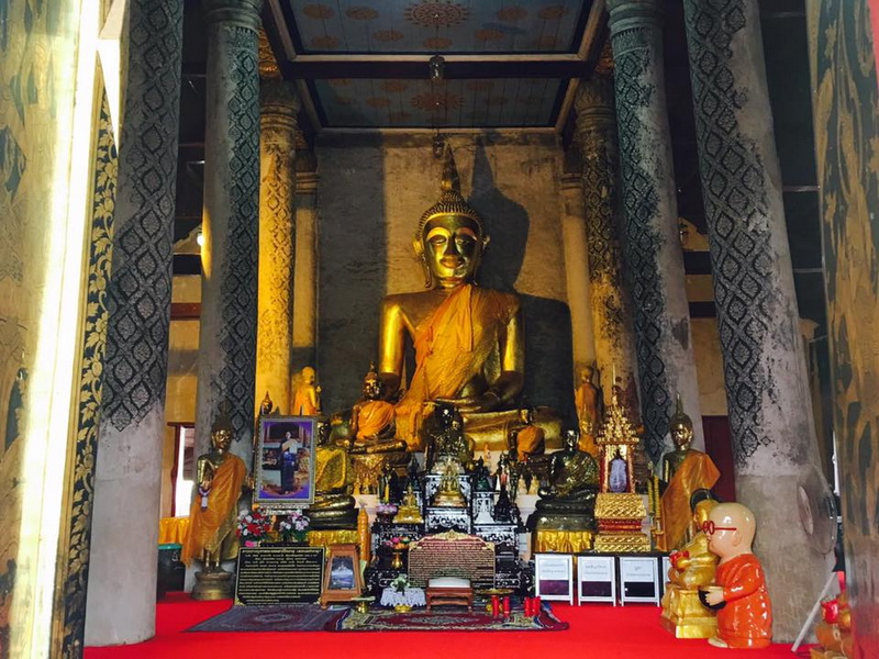 Wat Phra Barommathat Tung Yang ‘Pay respect to Luang Pho To.’