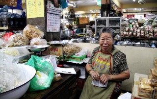 chiang mai city tour, private tour chiang mai, half day tour chiang mai, kad luang, warorot market