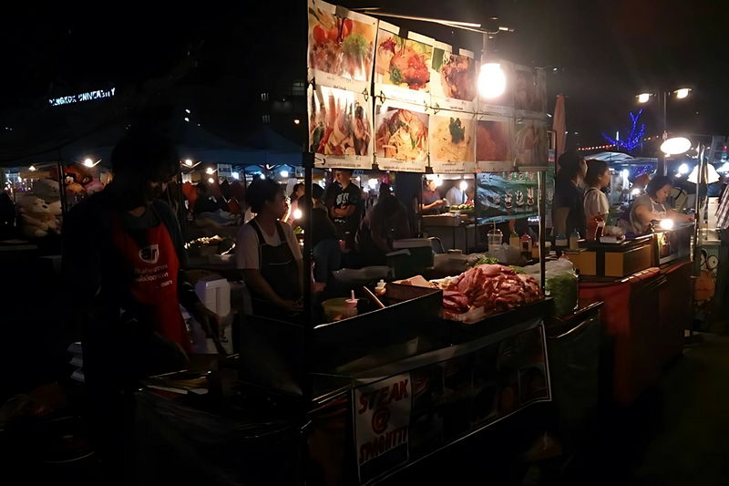 chiang mai night bazaar, night bazaar chiang mai, night market chiang mai, chiang mai night market, chiang mai night, chiang mai at night, chiang mai nightlife, nightlife in chiang mai