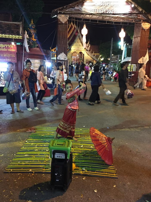 Student performances at Wua Lai Walking Street Student performances at Wua Lai Walking Street